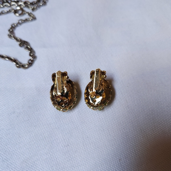 DODDS Vintage Goldtone Green Glass Faux Pearl Pendant Necklace & Clip Earrings - Picture 6 of 7